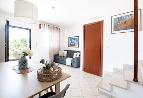 Villa Vitalis: Gulvbelægning, Indretning, Etage, Hjem, Møbel, Dør, Lejlighed, Værelse, Stol, Stue