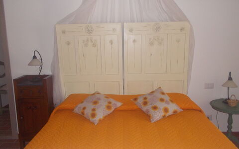 Appartamento Girasole Seaside and Pool: Seng, Møbel, Soveværelse, Sengetøj, Sengetøj, Træ, Sengetøj, Indretning, Gul, Etage
