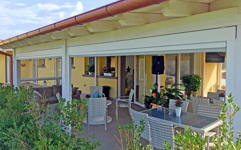 Appartamento Lavanda Seaside and Pool: Loft, Skygge, Veranda, Blomsterkrukke, Udendørs Struktur, Stol, Kolonne, Stueplante, Bejdse, Bjælke