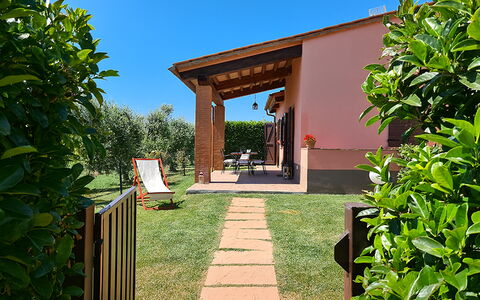 Appartamento Papavero Seaside and Pool: Have, Skygge, Lawn, Backyard, Gård, Udendørs Struktur, Landscaping, Eco Hotel, Bejdse, Estate