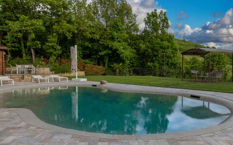 L'Oasi del Poggio: Svømmepøl, Flise, Gulvbelægning, Kompositmateriale, Udvej, Flise, Water Feature, Beton, Skygge, Udendørs Møbler