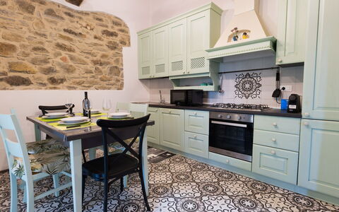 L'Oasi del Poggio: Køkken, Countertop, Møbel, Indretning, Køkken Apparat, Gulvbelægning, Større Bandage, Etage, Cabinetry, Træ