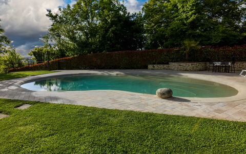 L'Oasi del Poggio: Svømmepøl, Have, Skygge, Water Feature, Landscaping, Backyard, Lawn, Fritid, Udvej, Flise