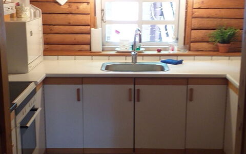 Kerrin: Møbel, Udendørs Møbler, Bordservice, Bord, Drinkware, Stol, Udendørs Bord, Mad, Flaske