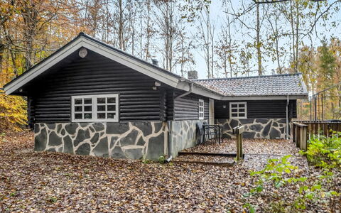 Kerrin: Møbel, Udendørs Møbler, Bordservice, Bord, Drinkware, Stol, Udendørs Bord, Mad, Flaske