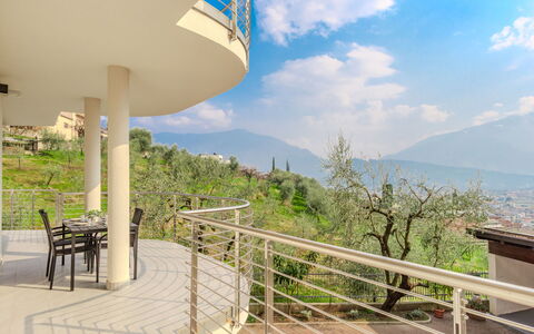 Beatrice: Veranda, Altan, Gelænder, Skygge, Eco Hotel, Dæk, Bejdse, Stol, Baluster, Villa