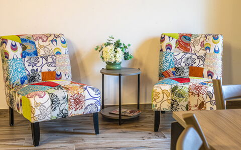Zena Suite: Møbel, Indretning, Gul, Gulvbelægning, Etage, Textile, Stol, Brun, Stue, Orange