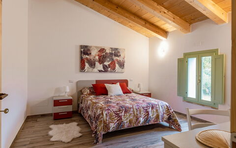 Zena Suite: Indretning, Møbel, Gulvbelægning, Væg, Etage, Træ, Loft, Værelse, Seng, Soveværelse