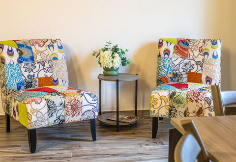 Zena Suite: Møbel, Indretning, Gul, Gulvbelægning, Etage, Textile, Stol, Brun, Stue, Orange