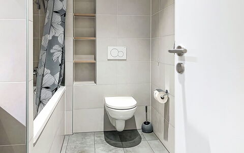 Les Perles du Lac: Toiletbræt, Badeværelse, Toilet, Gulvbelægning, Væg, Sanitærarmatur, Indretning, Etage, Vvs, Flise