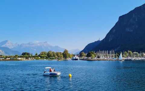 Les Perles du Lac: Vand, Krop Af Vand, Båd, Bjerg, Vandfartøjer, Vandvej, Vandløb, Coastal Og Oceaniske Landskabsformer, Sø, Kanal