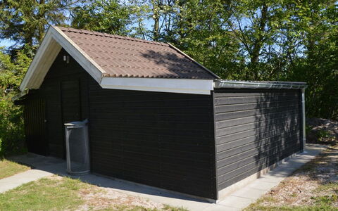 Juditha - 750M from the Sea: Tag, Skur, Sidespor, Garden Bygninger, Garage, Udendørs Struktur, Indkørsel, Hytte, Garagedør, Backyard