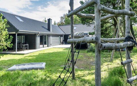 Locan - 1.2Km from the Sea: Skygge, Have, Lawn, Backyard, Landscaping, Gård, Stuehus