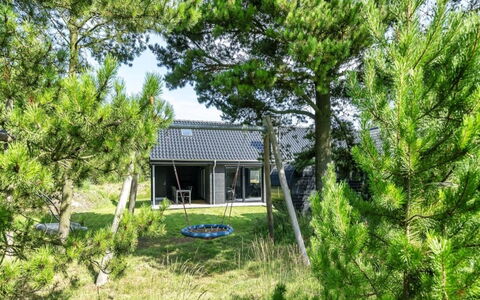 Locan - 1.2Km from the Sea: Sommerhus, Have, Vedplante, Lawn, Landscaping, Garden Bygninger, Gård, Evergreen, Backyard