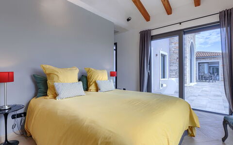 Maison Paradis: Træ, Møbel, Gulvbelægning, Indretning, Etage, Loft, Lejlighed, Værelse, Bejdse, Stol