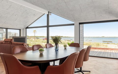 Catalina - 30M from the Sea: Møbel, Gulvbelægning, Indretning, Etage, Bord, Loft, Stol, Stue, Køkken & Spisebord, Lysarmatur