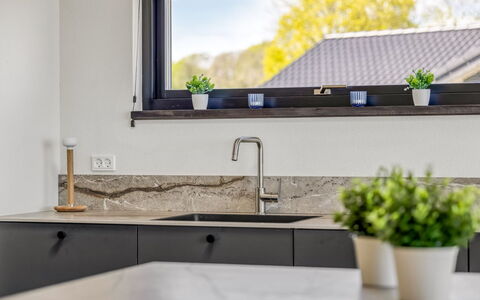 Catalina - 30M from the Sea: Countertop, Køkken, Tap, Naturmateriale, Sanitærarmatur, Stueplante, Køkkenvask, Cabinetry, Marmor