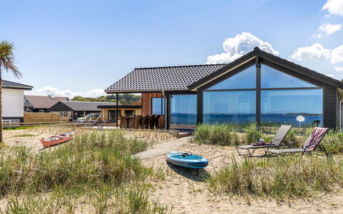 Catalina - 30M from the Sea: Møbel, Træ, Indretning, Gulvbelægning, Etage, Stol, Værelse, Loft, Stue, Lejlighed