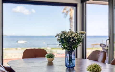 Catalina - 30M from the Sea: Møbel, Træ, Indretning, Gulvbelægning, Etage, Stol, Værelse, Loft, Stue, Lejlighed