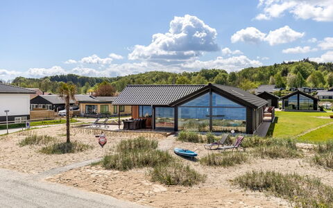 Catalina - 30M from the Sea: Møbel, Træ, Indretning, Gulvbelægning, Etage, Stol, Værelse, Loft, Stue, Lejlighed