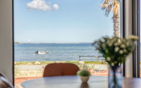 Catalina - 30M from the Sea: Møbel, Træ, Indretning, Gulvbelægning, Etage, Stol, Værelse, Loft, Stue, Lejlighed