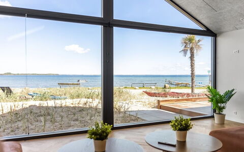 Catalina - 30M from the Sea: Møbel, Træ, Indretning, Gulvbelægning, Etage, Stol, Værelse, Loft, Stue, Lejlighed