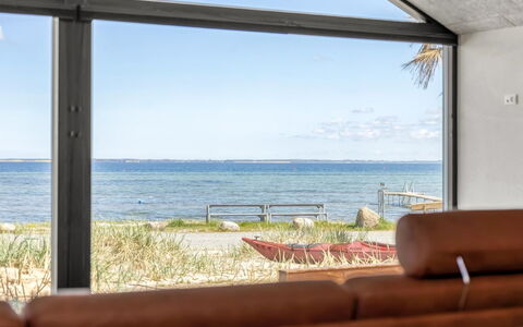 Catalina - 30M from the Sea: Møbel, Træ, Indretning, Gulvbelægning, Etage, Stol, Værelse, Loft, Stue, Lejlighed