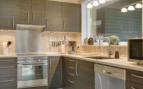 Hemfrith - 500M to the Fjord: Køkken, Møbel, Countertop, Køkken Apparat, Cabinetry, Indretning, Gulvbelægning, Større Bandage, Træ, Lysarmatur