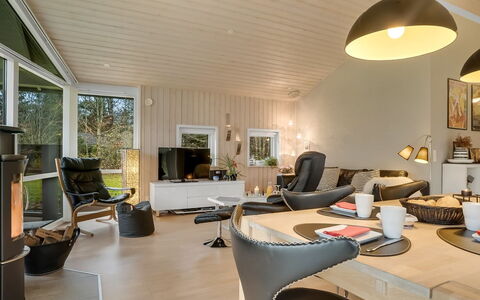 Hemfrith - 500M to the Fjord: Indretning, Møbel, Gulvbelægning, Loft, Træ, Lysarmatur, Stue, Etage, Couch, Belysning