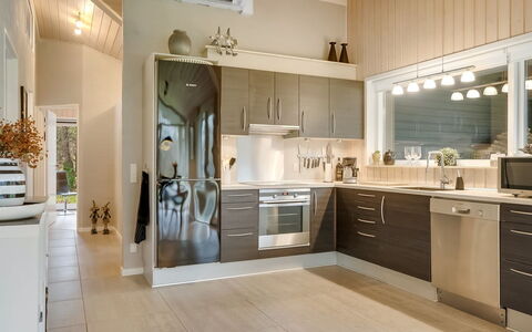 Hemfrith - 500M to the Fjord: Køkken, Indretning, Countertop, Møbel, Gulvbelægning, Cabinetry, Køkken Apparat, Lysarmatur, Træ, Loft