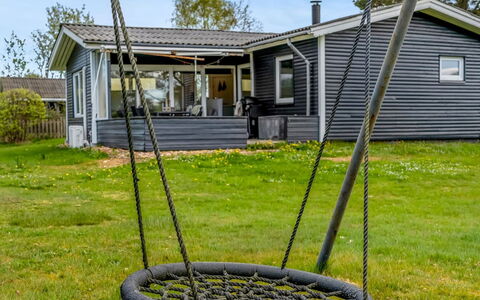 Floora - from the Sea: Svømmepøl, Udendørs Møbler, Møbel, Udvej, Flise, Eco Hotel, Skygge, Stol, Fritid, Estate