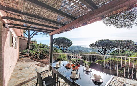 Marina di Santa Giulia: Svømmepøl, Bakke, Fritid, Bjergkæde, Udendørs Møbler, Hill Station, Udvej, Dal, Eco Hotel, Kam