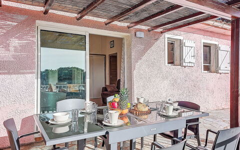 Marina di Santa Giulia: Svømmepøl, Bakke, Fritid, Bjergkæde, Udendørs Møbler, Hill Station, Udvej, Dal, Eco Hotel, Kam