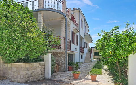 Trogir Okrug Gornji 257: Væg, Boligområde, Busk, Urban Design, Altan, Estate, Port, Indkørsel, Hacienda, Landscaping