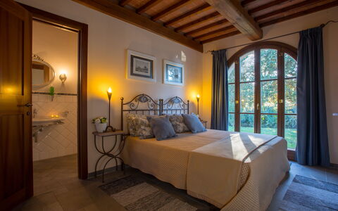 Villa Peccioli: Møbel, Indretning, Væg, Soveværelse, Træ, Loft, Gulvbelægning, Værelse, Seng, Etage