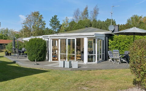 Haralde - 1.4Km from the Sea: Møbel, Udendørs Møbler, Bordservice, Bord, Drinkware, Stol, Udendørs Bord, Mad, Flaske