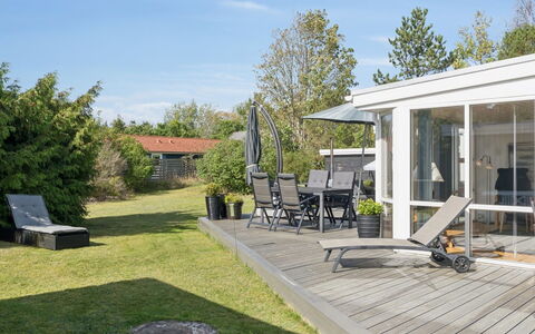 Haralde - 1.4Km from the Sea: Møbel, Udendørs Møbler, Bordservice, Bord, Drinkware, Stol, Udendørs Bord, Mad, Flaske