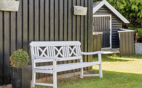 Haralde - 1.4Km from the Sea: Møbel, Udendørs Møbler, Bordservice, Bord, Drinkware, Stol, Udendørs Bord, Mad, Flaske