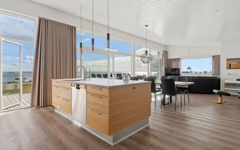 Eljas - 10M from the Sea: Gulvbelægning, Trægulve, Indretning, Møbel, Etage, Countertop, Træ, Køkken, Loft, Cabinetry