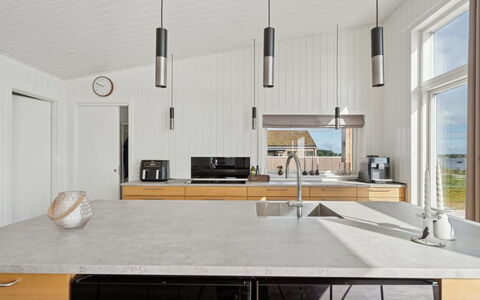 Eljas - 10M from the Sea: Køkken, Gulvbelægning, Countertop, Træ, Indretning, Møbel, Køkken Apparat, Etage, Cabinetry, Loft