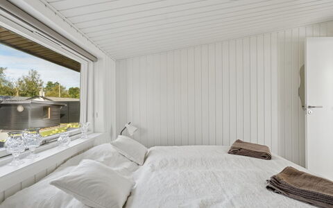 Eljas - 10M from the Sea: Træ, Loft, Gulvbelægning, Etage, Indretning, Soveværelse, Lysarmatur, Seng, Sengetøj, Hårdttræ
