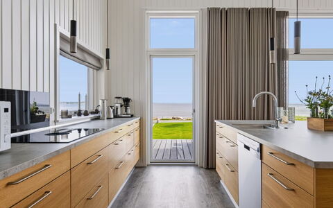 Eljas - 10M from the Sea: Gulvbelægning, Indretning, Køkken, Countertop, Træ, Etage, Cabinetry, Møbel, Trægulve, Loft