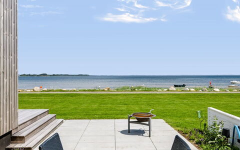 Eljas - 10M from the Sea: Hav, Coastal Og Oceaniske Landskabsformer, Ocean, Kyst, Lawn, Kyst, Skygge, Walkway, Strand, Udendørs Møbler