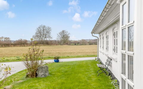Yorik - 1.6Km from the Sea: Græs, Hus, Land Lot, Hjem, Almindeligt, Tag, Lawn, Sommerhus, Estate, Have