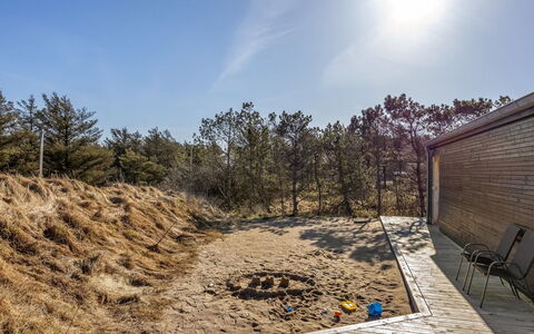 Gudrid - 400M from the Sea: Boligområde, Busk, Hus, Hjem, Have, Estate, Skygge, Landscaping, Lawn