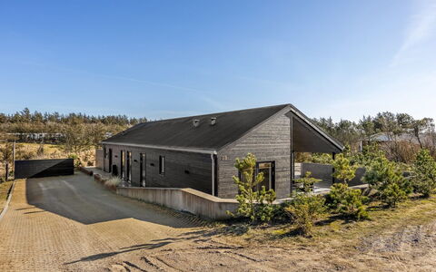 Gudrid - 400M from the Sea: Boligområde, Busk, Hus, Hjem, Have, Estate, Skygge, Landscaping, Lawn