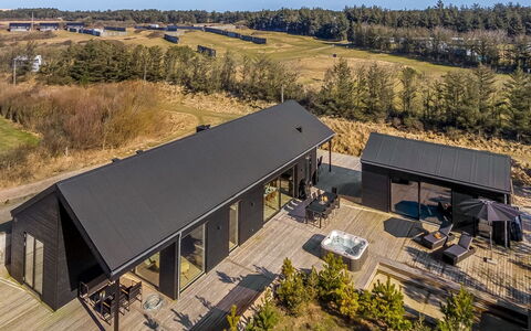 Gudrid - 400M from the Sea: Boligområde, Busk, Hus, Hjem, Have, Estate, Skygge, Landscaping, Lawn
