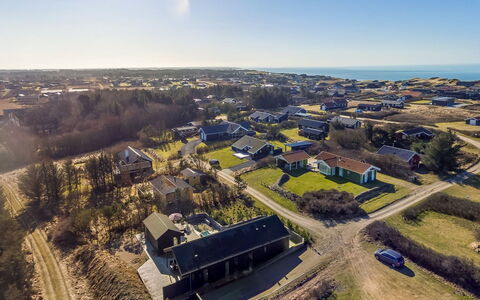 Gudrid - 400M from the Sea: Boligområde, Busk, Hus, Hjem, Have, Estate, Skygge, Landscaping, Lawn
