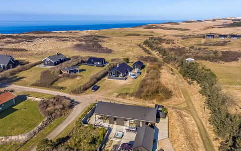 Gudrid - 400M from the Sea: Boligområde, Busk, Hus, Hjem, Have, Estate, Skygge, Landscaping, Lawn