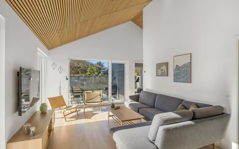 Gudrid - 400M from the Sea: Loft, Indretning, Etage, Couch, Stue, Hårdttræ, Trægulve, Planke, Bejdse